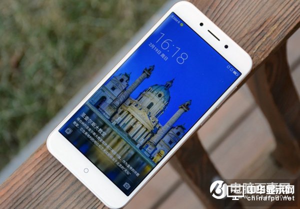 堅(jiān)果Pro和360手機(jī)N5對(duì)比評(píng)測(cè)：哪個(gè)好？Pro/N5誰更值得買？